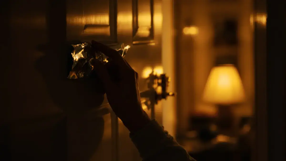 Wat de aluminiumfolie die sommigen ’s nachts op hun deurklinken leggen echt verbergt